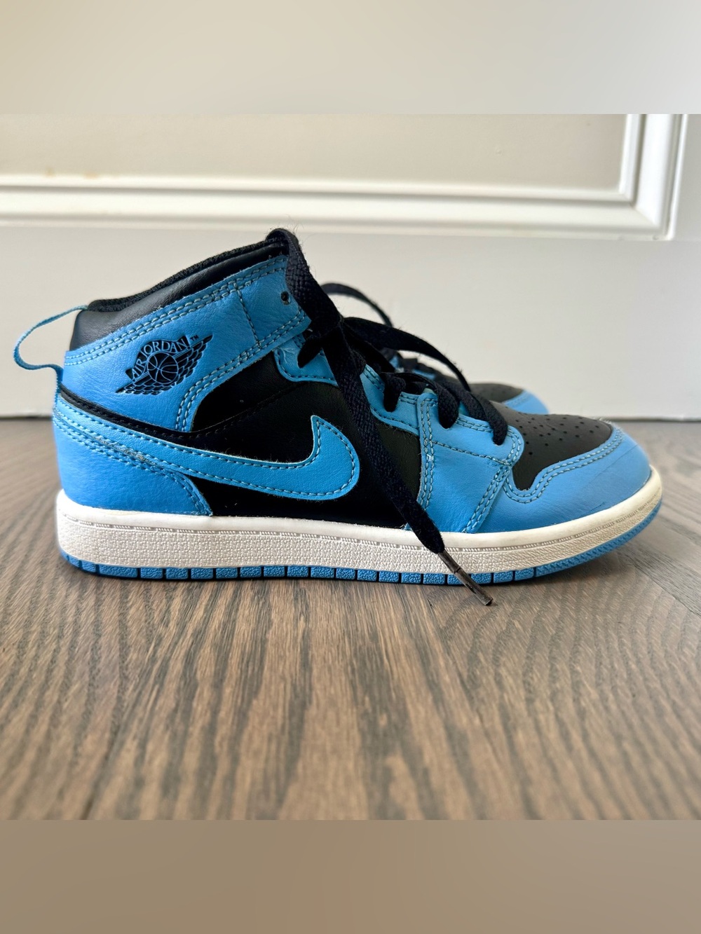 Air Jordan 1 Mid "University Blue" sneakers